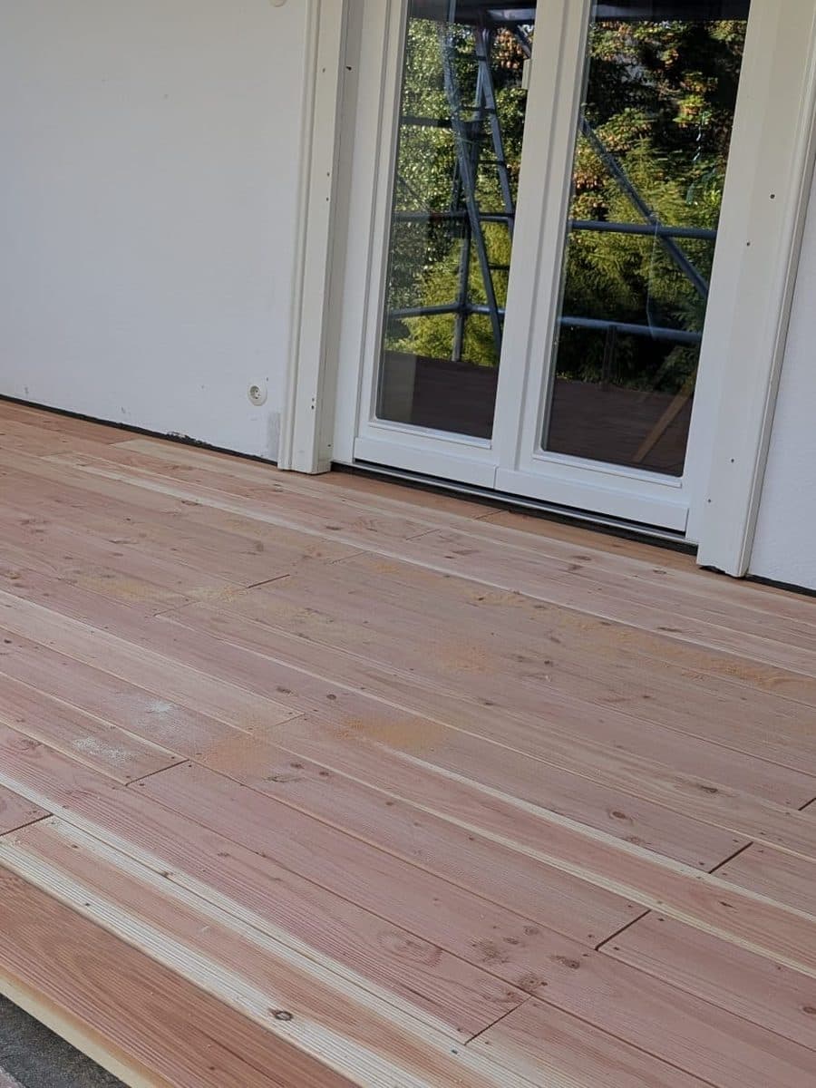 Derselbe Balkon mit neuem Holzbelag