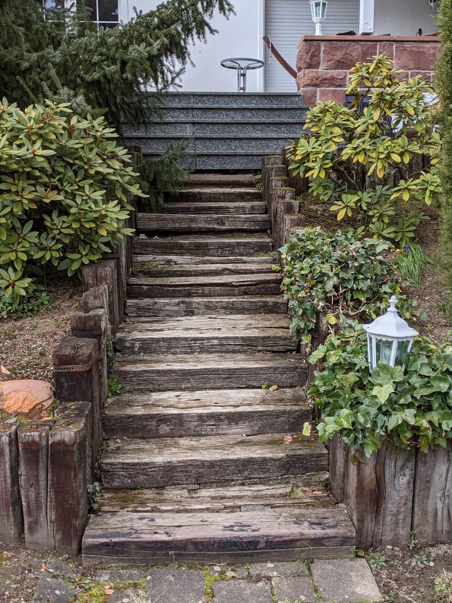 Alte Gartentreppe aus Holzschwellen